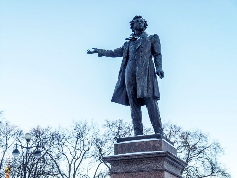 На фоне Пушкина